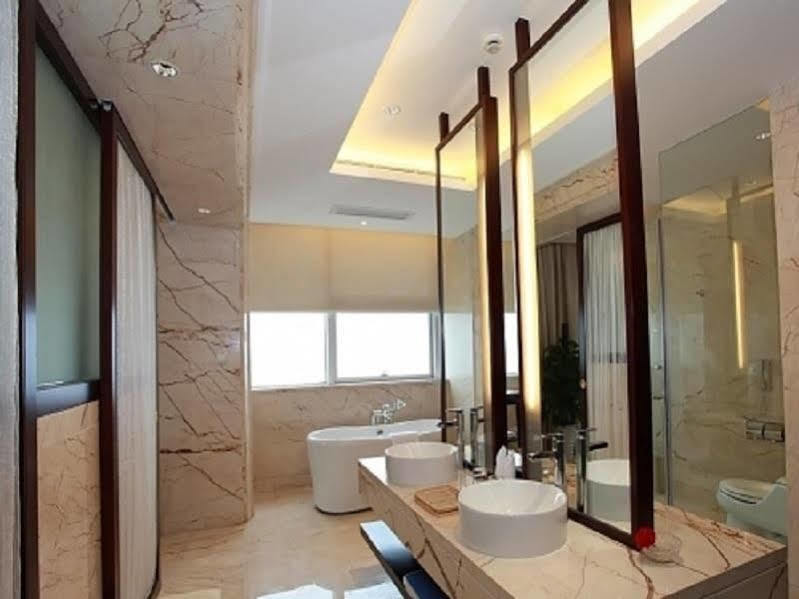 Golden Shining New Century Grand Hotel Beihai Extérieur photo